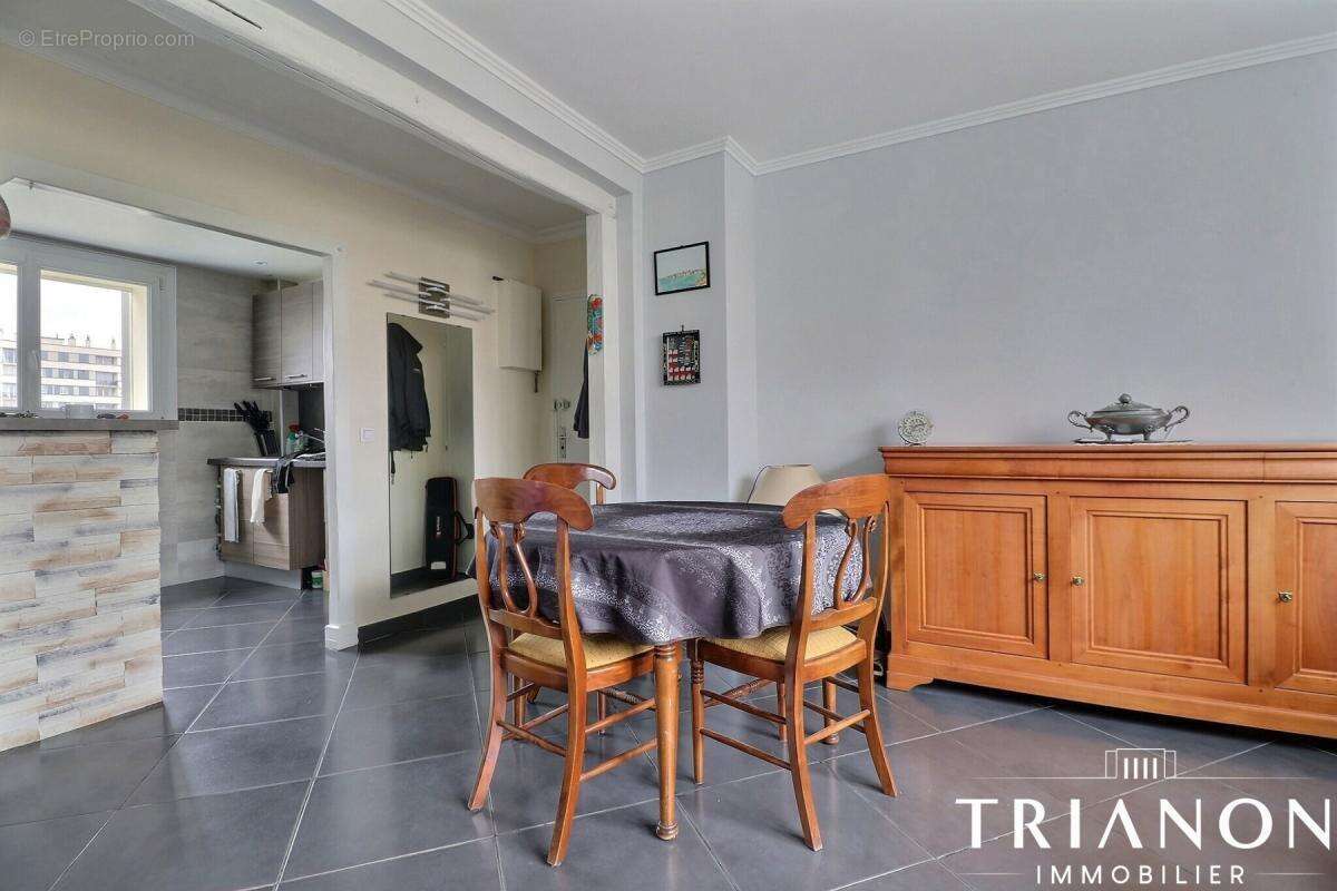 Appartement à LES CLAYES-SOUS-BOIS