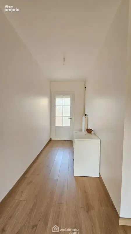 Une spacieuse entrée de 6 m² avec son grand placard.