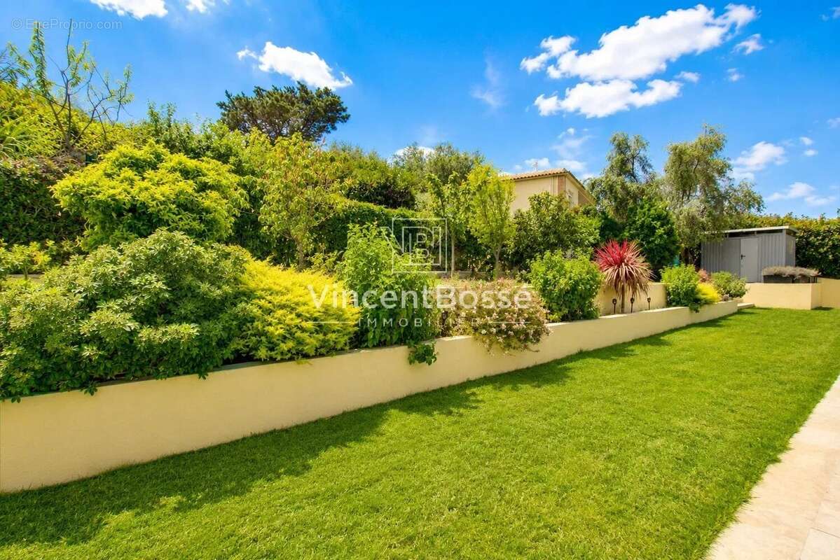 NICE – Saint-Roman de Bellet  Villa rénovée de 202 m² avec appartement indépendant, piscine chauffée et terrain de 1 700 m² - photo 8
