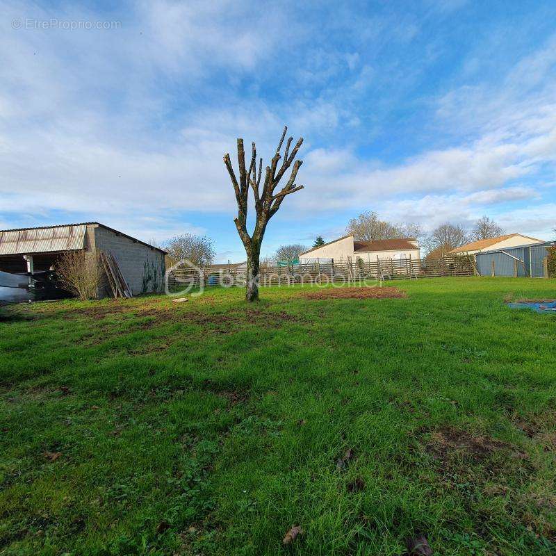 Maison à MAIRE-LEVESCAULT