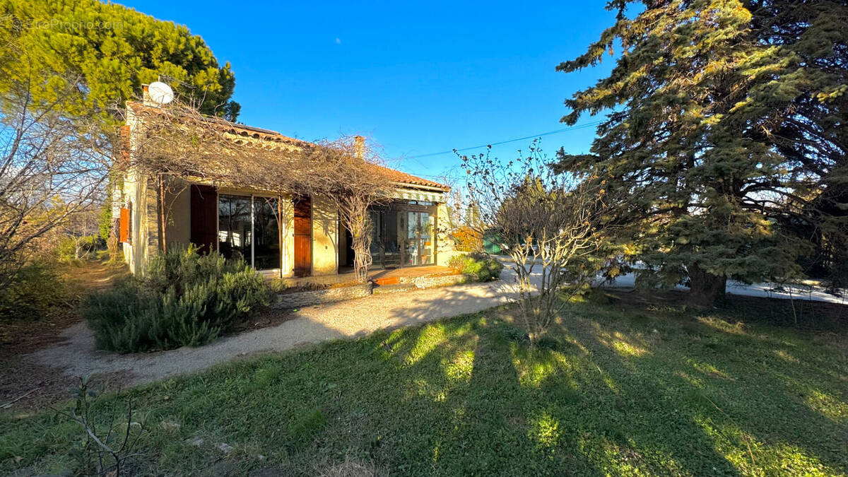 Maison à ENTRAIGUES-SUR-LA-SORGUE