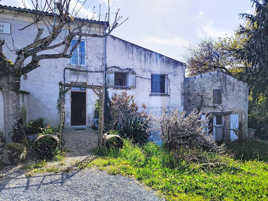 Photo 1 - Maison à SAINT-HILAIRE-DE-VILLEFRANCHE