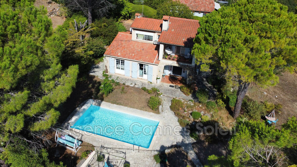 Maison à CHATEAUNEUF-GRASSE