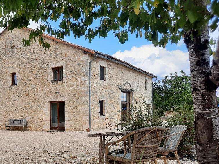 Maison à LUSSAS-ET-NONTRONNEAU