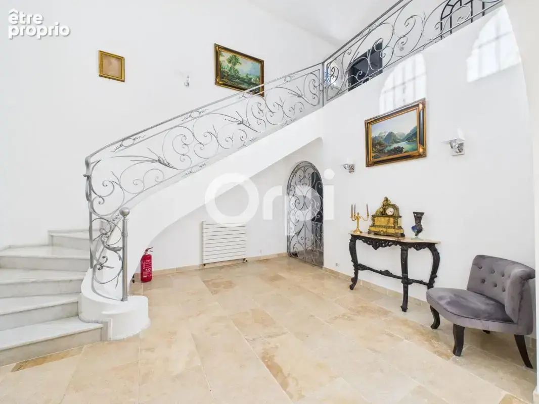 Villa 251 m² - 5 chambres - rénovée - au calme - photo 4
