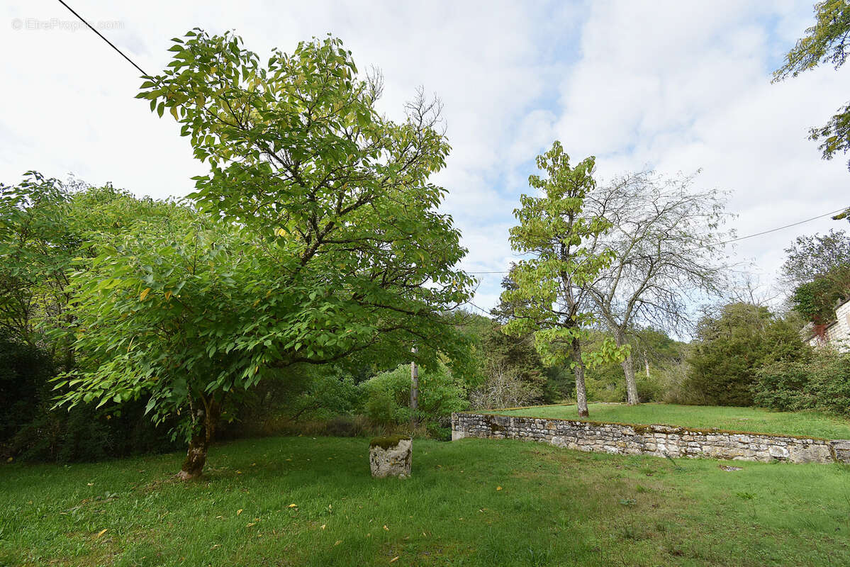 Maison à MONTAIGU-DE-QUERCY