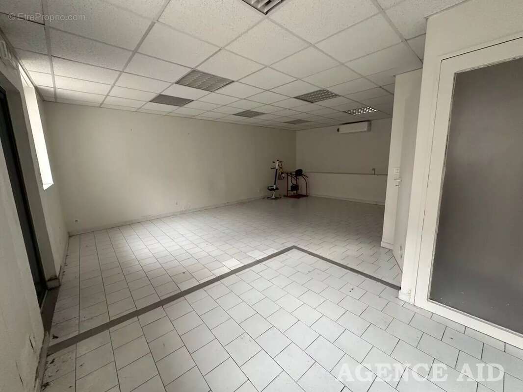 Commerce à CUGES-LES-PINS