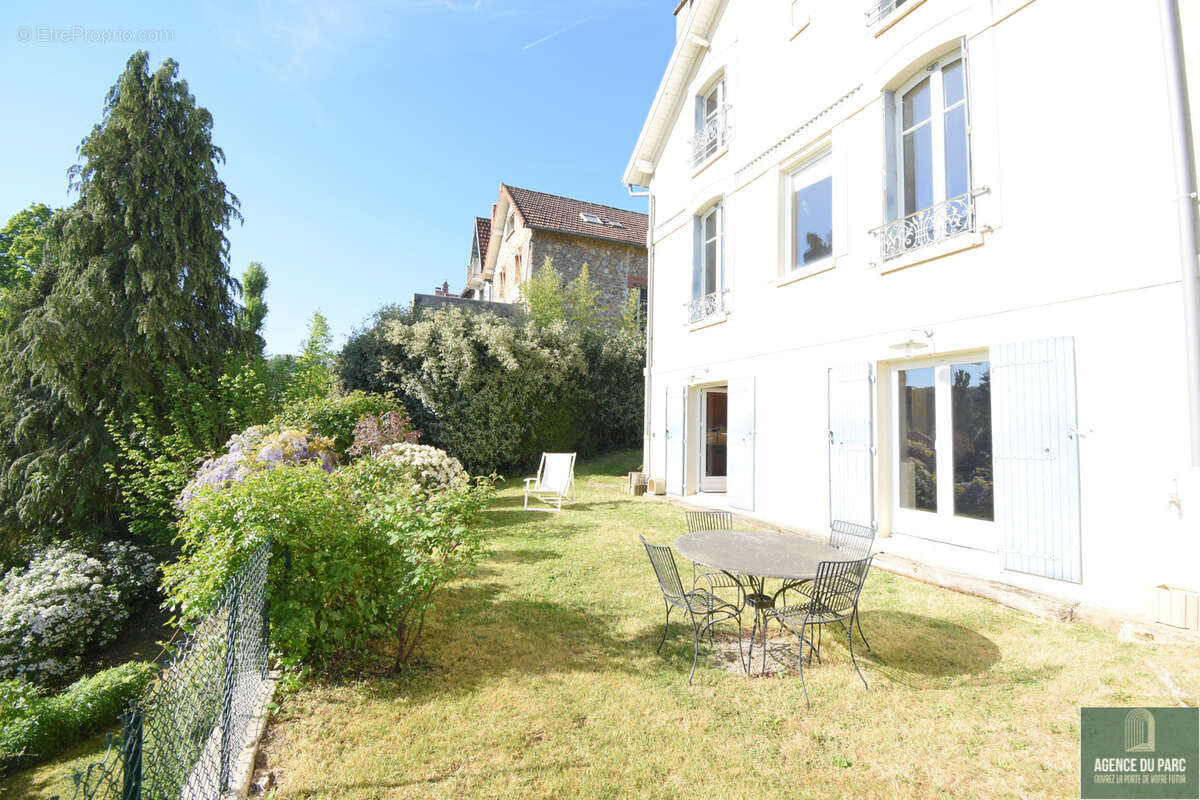 Maison à MARNES-LA-COQUETTE