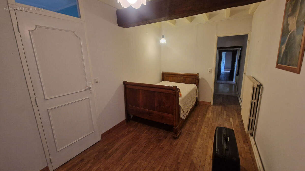 Maison à LA ROCHEBEAUCOURT-ET-ARGENTINE