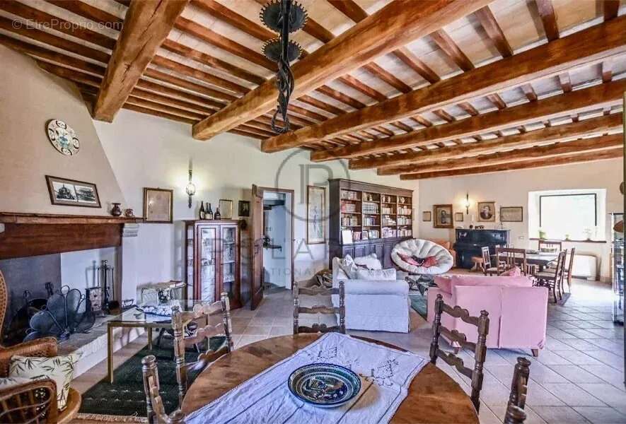 Ferme restaurée du XVIIIe siècle avec 6 chambres + 3 appartements pour invités sur 27 hectares près de Cagli, Marches. Piscine,  - photo 3
