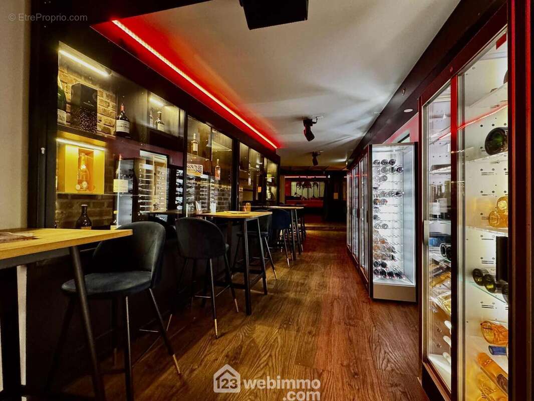 Superbe vitrine accompagnée de réfrigérateurs à bouteilles, idéale pour la mise en valeur des vins et champagnes - Commerce à SAINT-QUENTIN