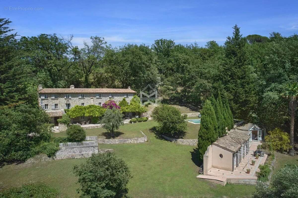 Maison à CHATEAUNEUF-GRASSE