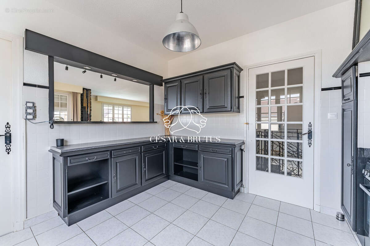 Maison 350 m² à Saint-Laurent-De-Mure  - photo 2