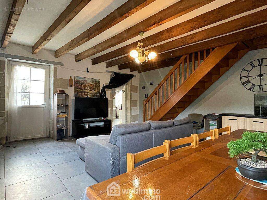 De cette pièce, l'escalier mène à... - Maison à ORCHES
