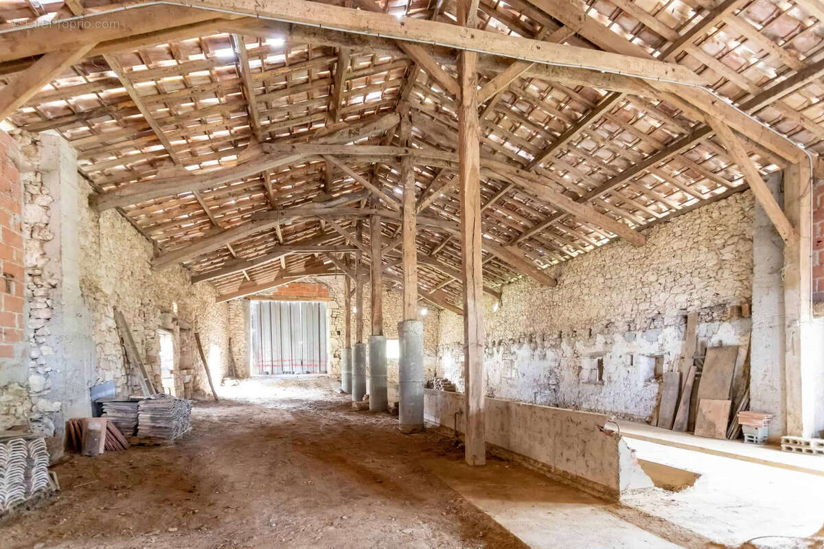 Country property with numerous outbuildings - photo 17