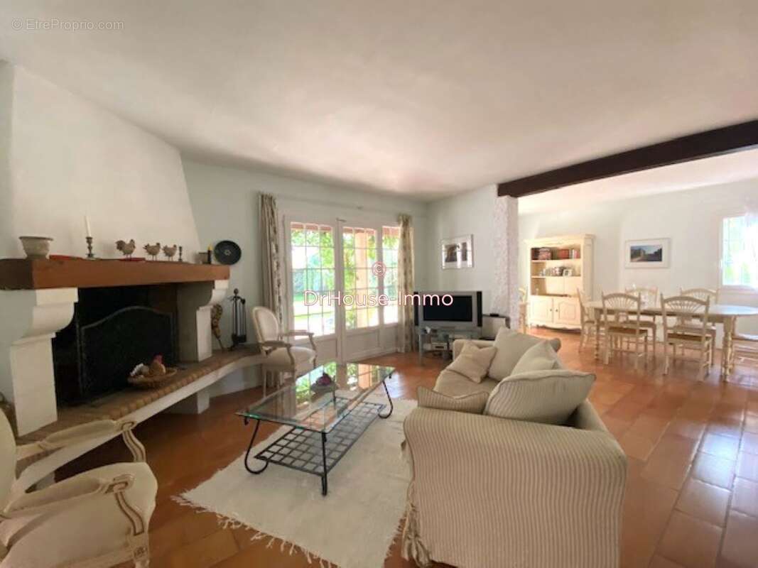 Maison à MONTAREN-ET-SAINT-MEDIERS