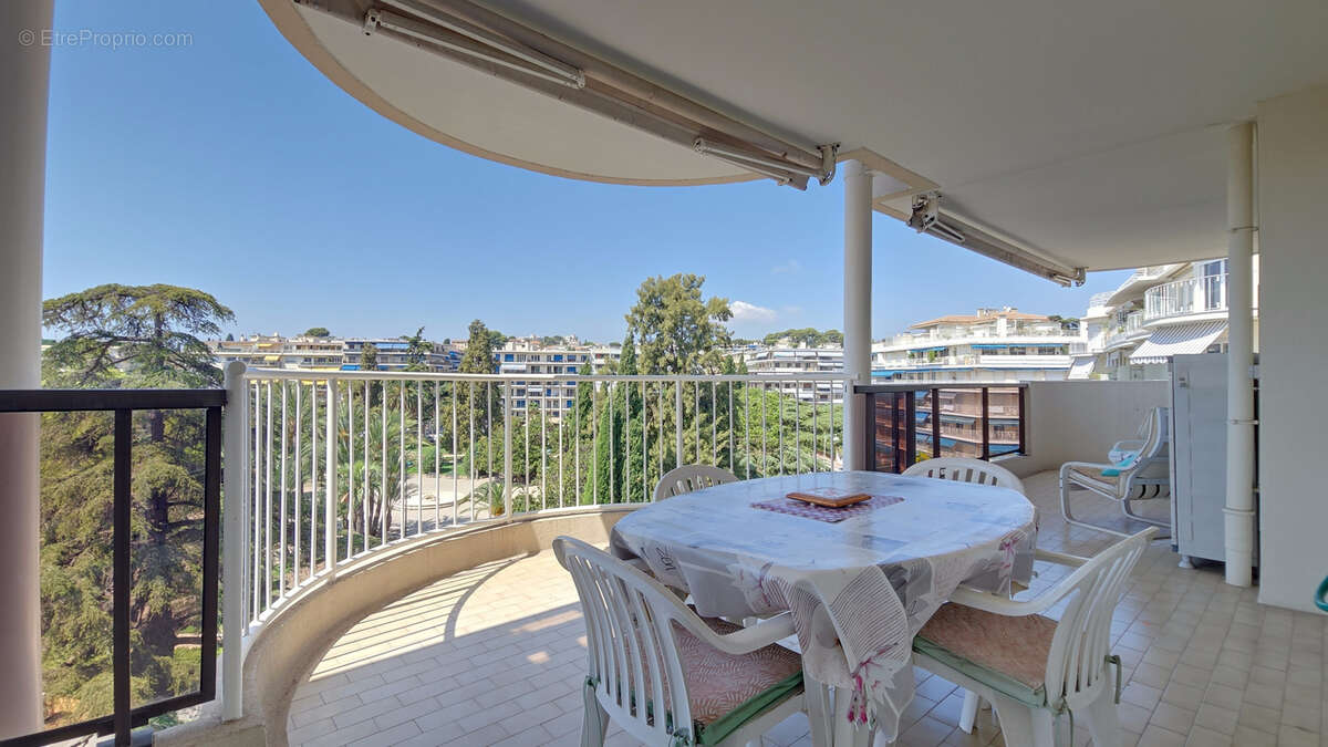 LE CANNET à vendre 4 pièces de 117 m2 avec terrasse et balcon, cave et garage sous-sol - photo 4
