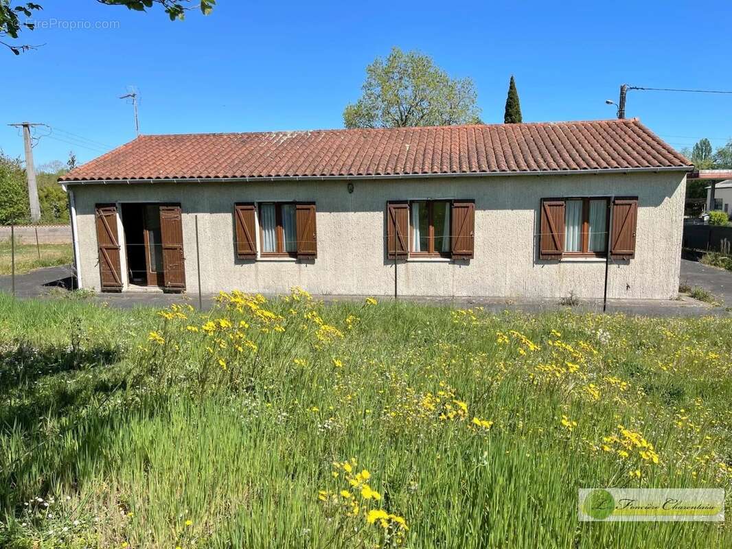 Maison à AIGRE