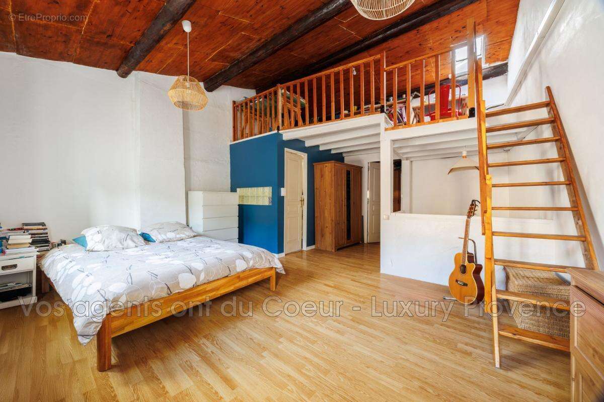 Maison à SIMIANE-COLLONGUE