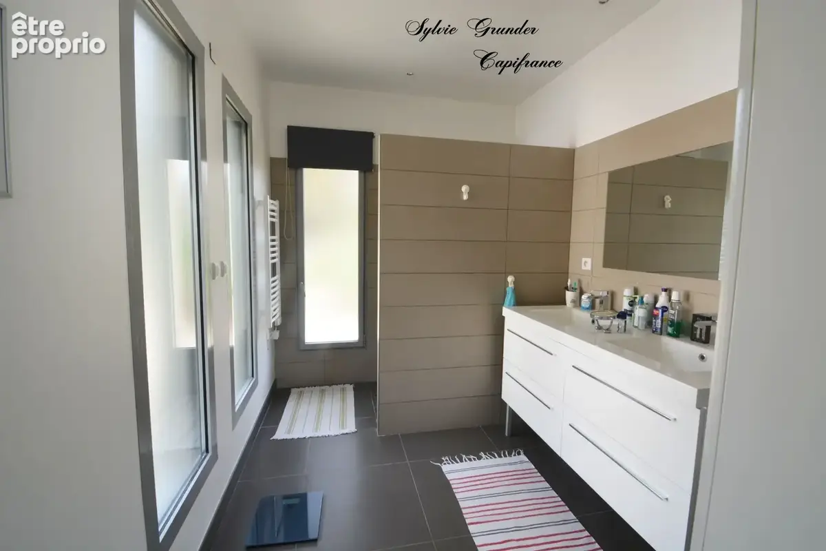 Dpt Bouches du Rhône (13), à vendre VERNEGUES maison P5 de 180 m² - Terrain de 1 300,00 m² - Plain pied - photo 7