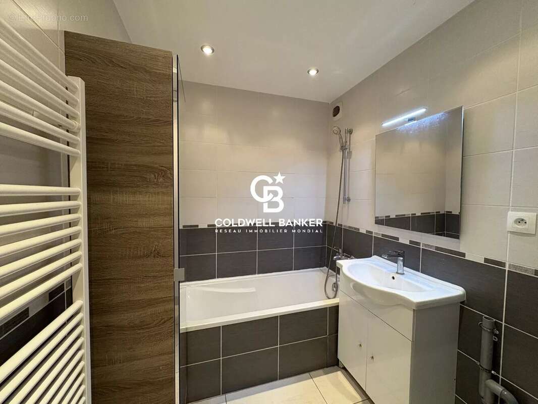 Appartement à ETREMBIERES
