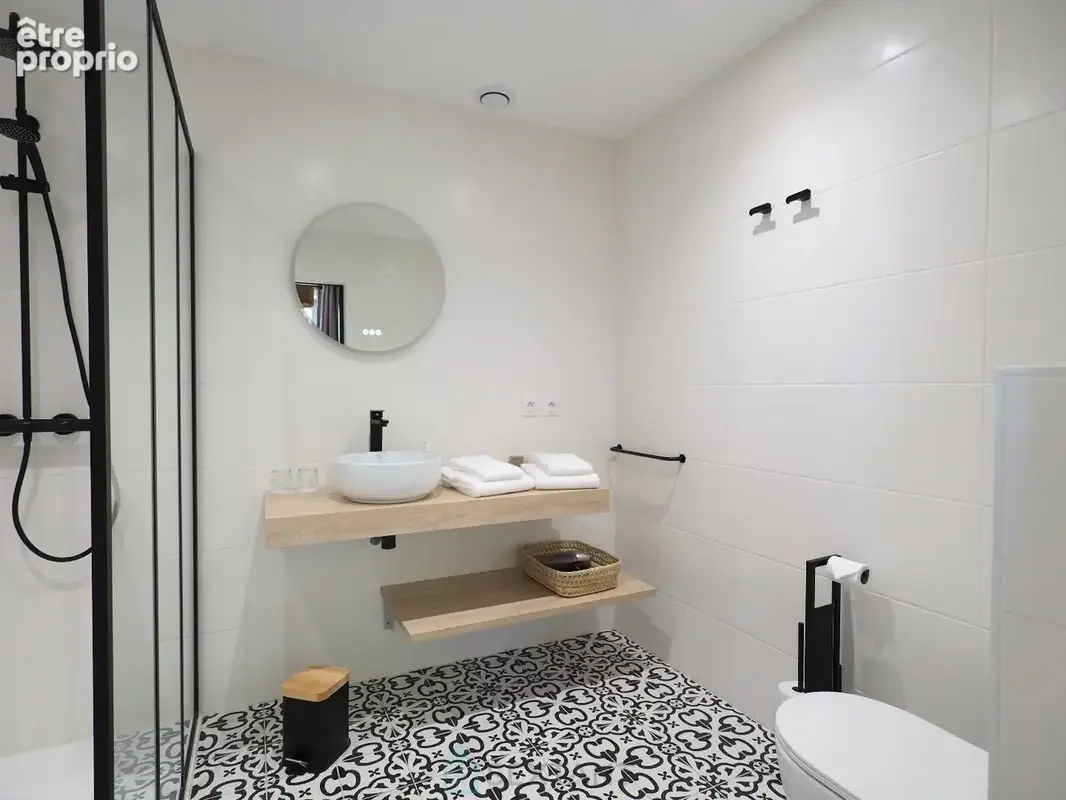 Un cadre atypique, une bâtisse en pierres récemment rénovée et équipée à neuf : Chambres d'hôtes, salle sports - fitness, espace - photo 10