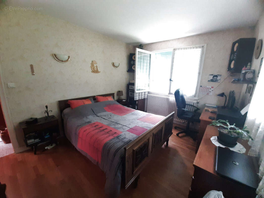 Maison à BAGE-LE-CHATEL