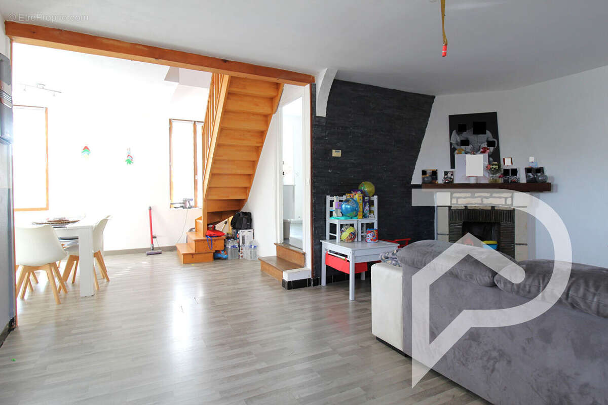 Maison à ESTREES-SAINT-DENIS