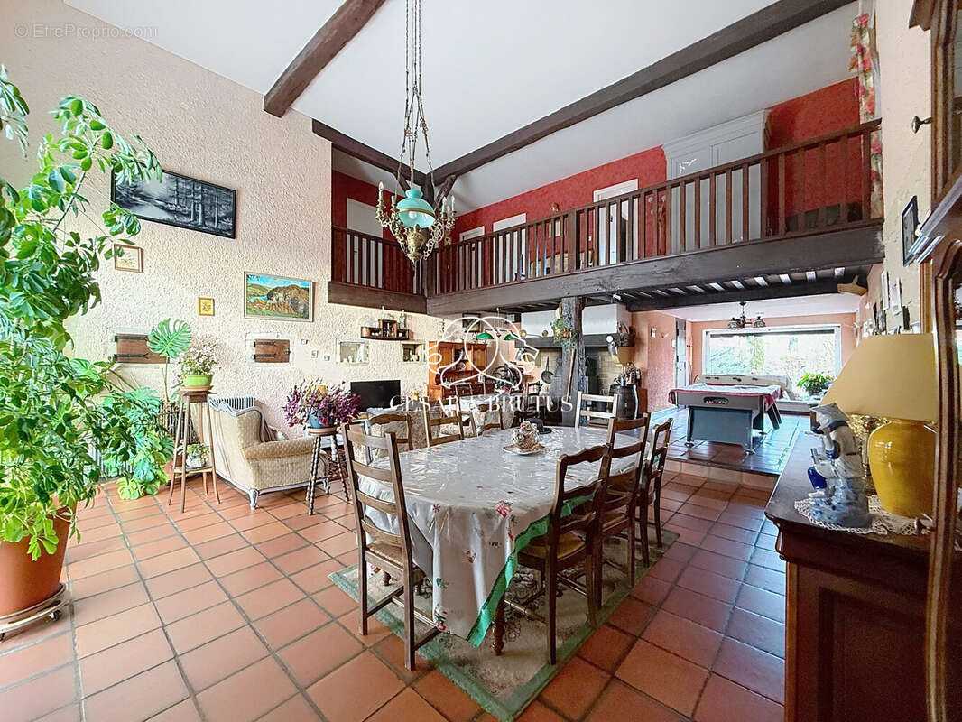 Maison à POUILLY-SOUS-CHARLIEU