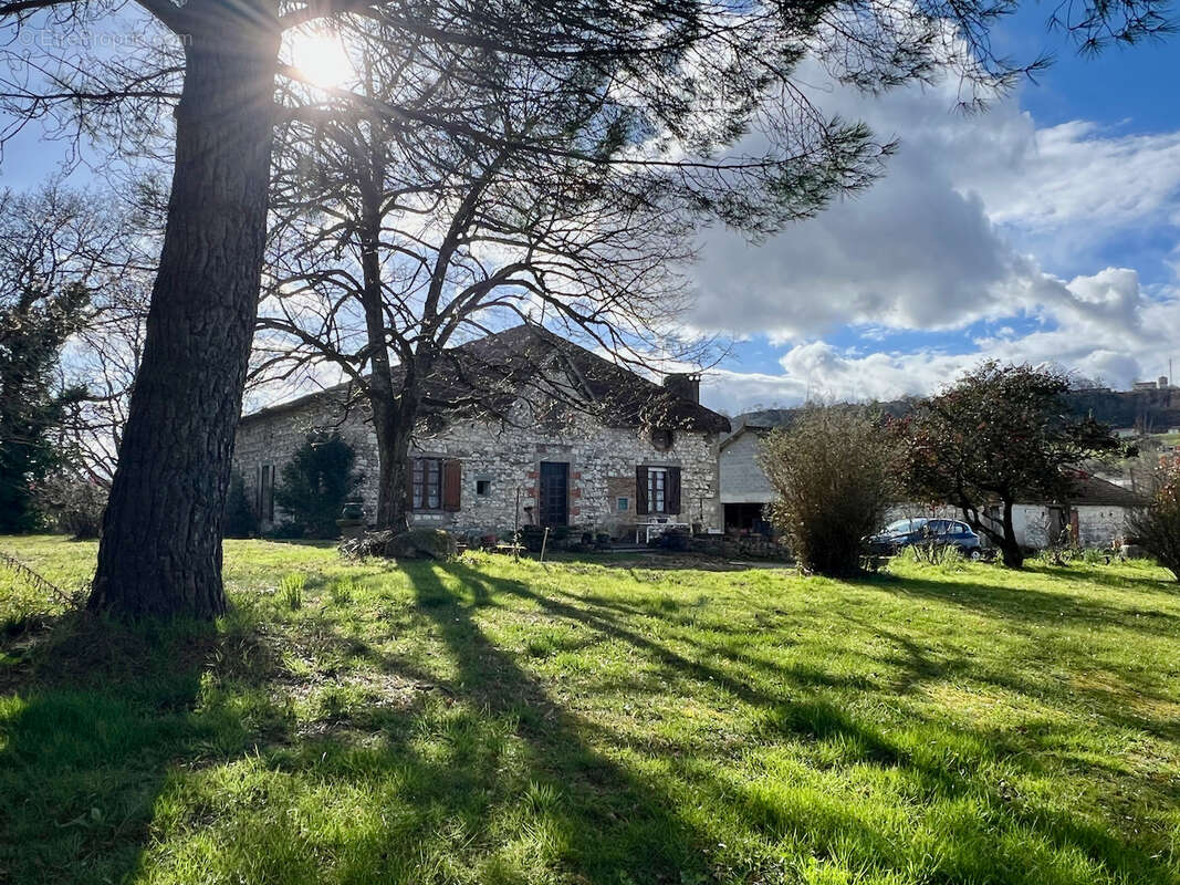 Propriété en pierres avec vue panoramique d'environ 186m2 avec grange de 440 m² et dépendances. Campagne du Lot-et-Garonne. Au c - photo 4