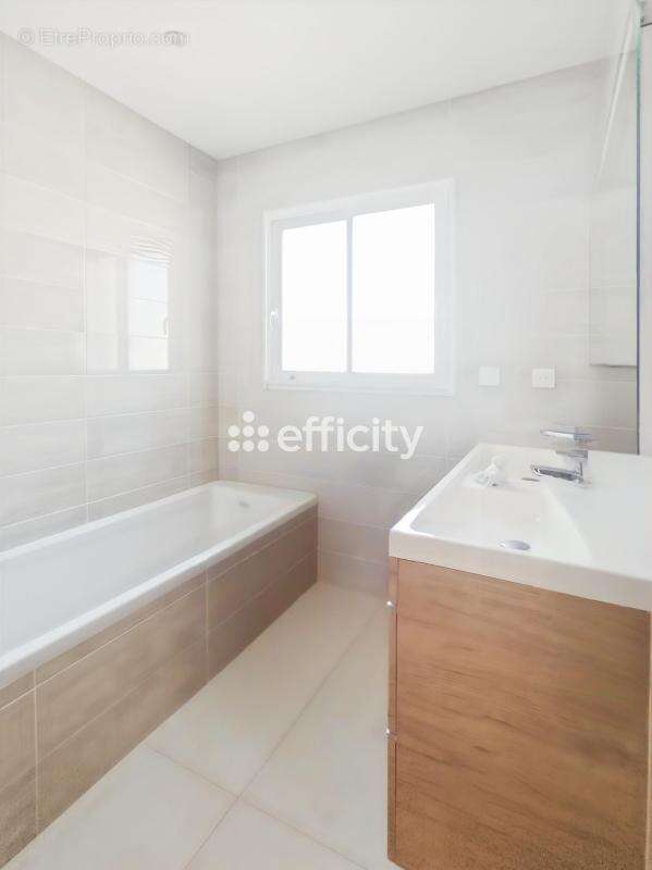 Maison à SAINT-SAUVEUR-D'AUNIS