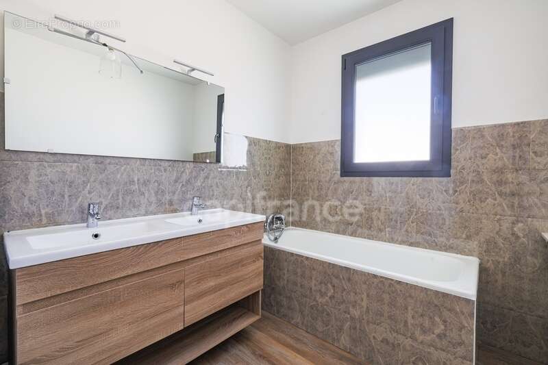À vendre à Sainte-Geneviève-des-Bois, maison climatisée :    de 123 m², 5 chambres, véranda, garage, sans travaux et parfaitemen - photo 15