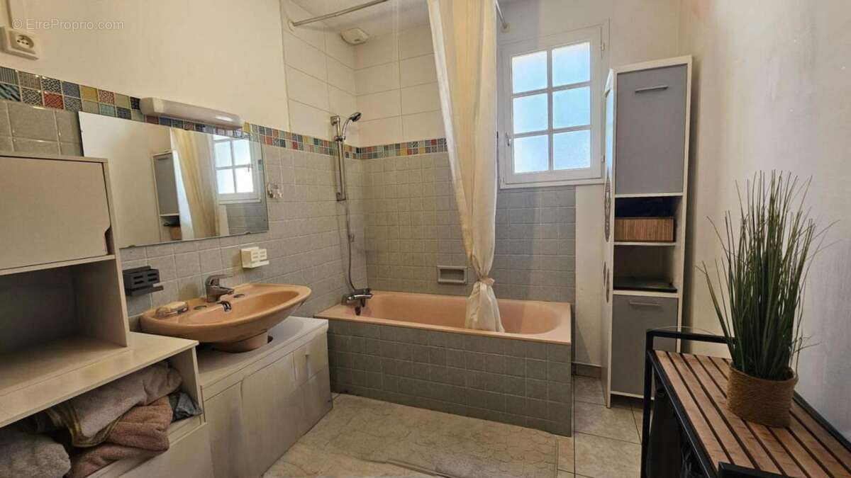 Noyant centre – Plain-pied 3 chambres, jardin sans vis-à-vis et garage de 35 m² - photo 12