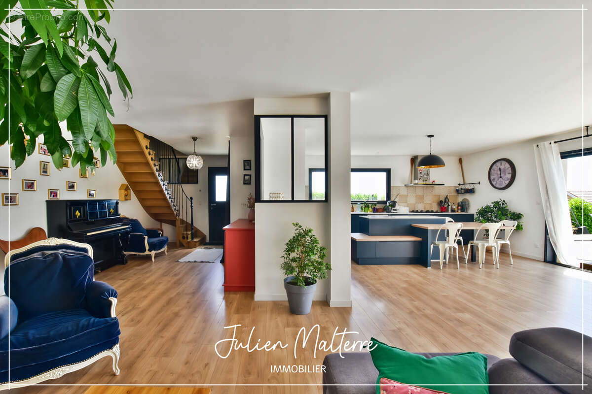 Maison récente de 170 m² sur 2100 m² de terrain préservés, 7 pièces, 5 chambres dont dressing, garage de 85 m² à MAROLS (42) - photo 19