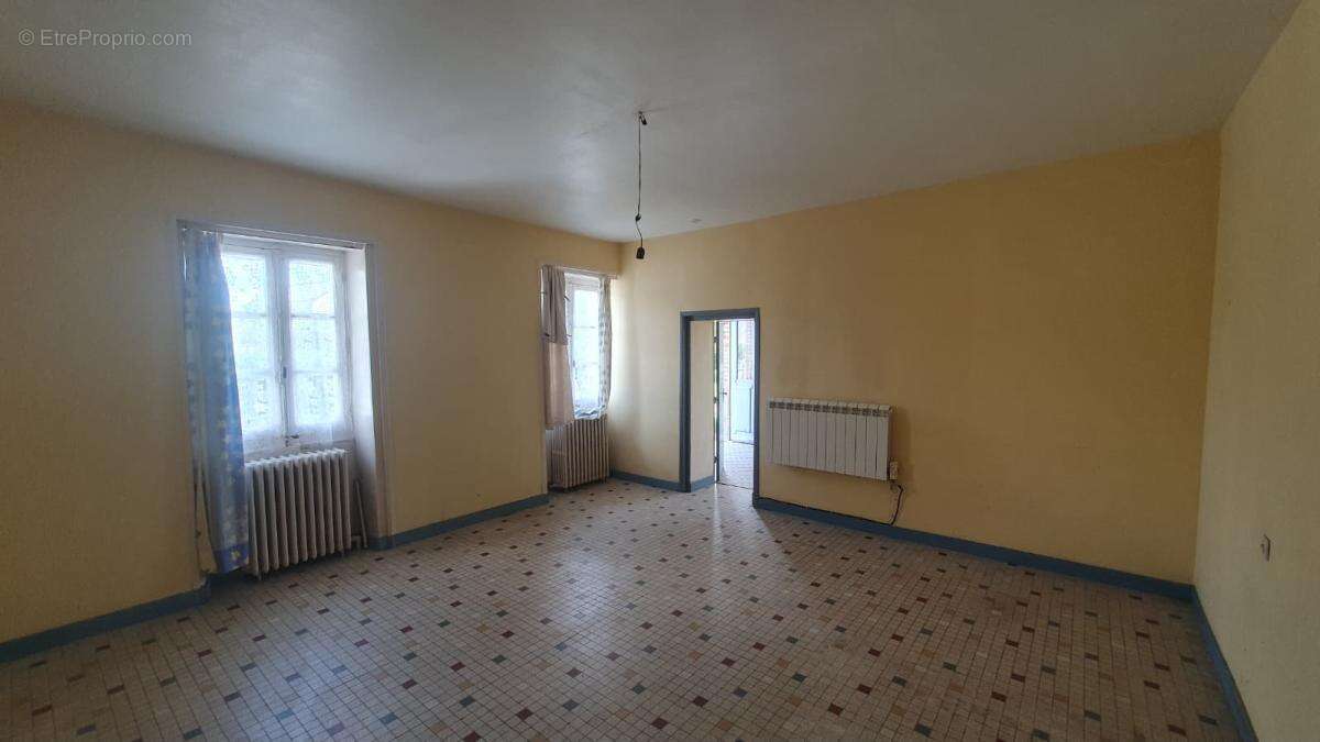 Maison à MONTSURS