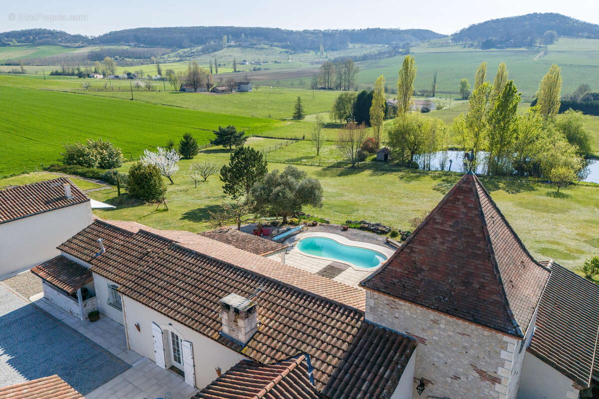 Propriété de campagne avec piscine, annexe, terrain, garage et lac - photo 16