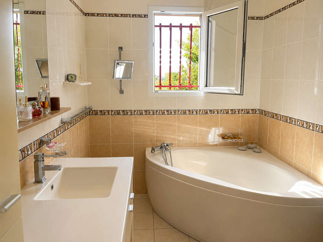 Pavillon de plain pied de 117 m2 / quartier residentiel mirebeau - photo 11