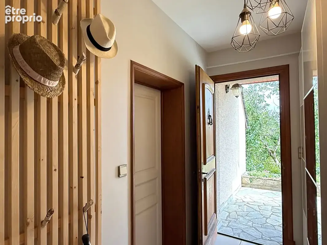 BESSE  / Grande maison familiale entièrement rénovée avec jardin et garage ! - photo 17