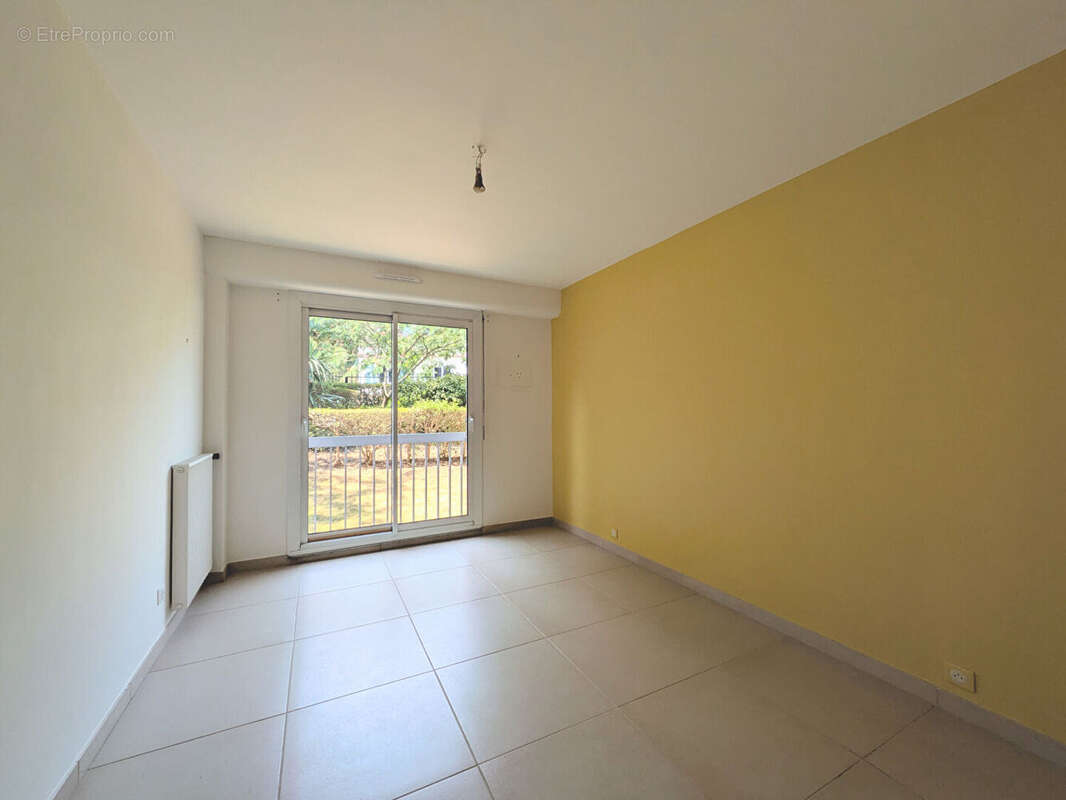 Le Plessis-Robinson, T4 de 96,05 m² en rez-de-jardin avec terrasse et jardin privatif - photo 5