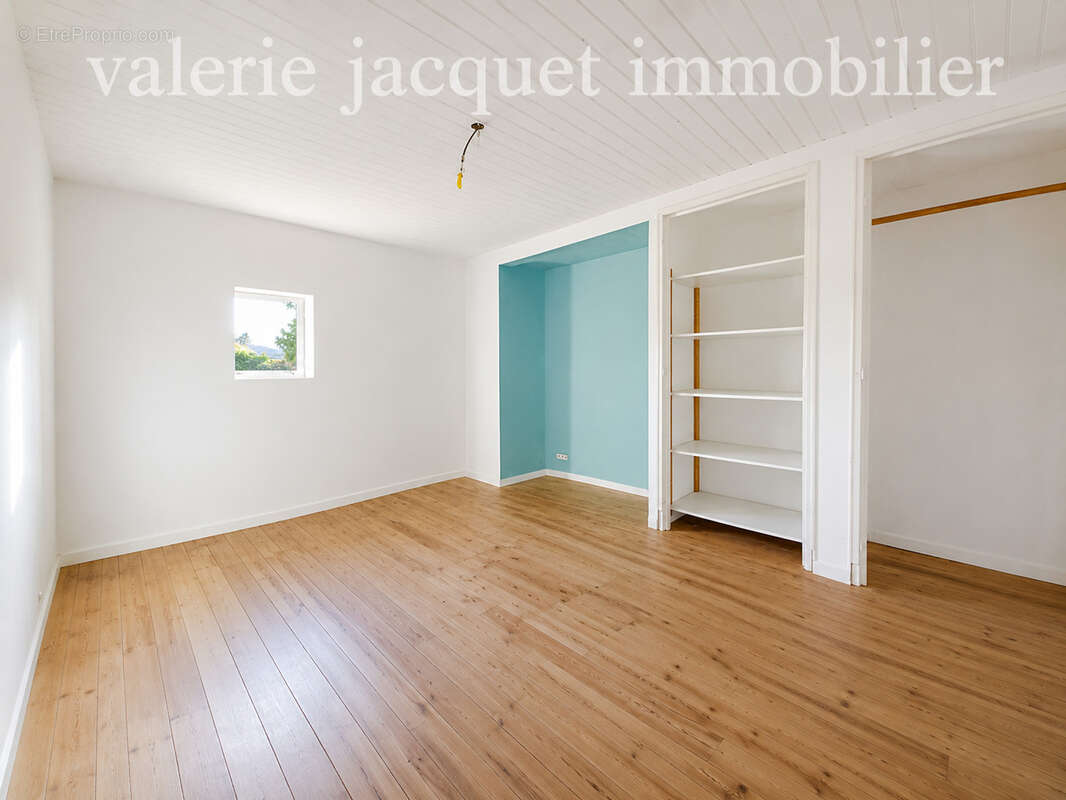 LUSSAC   Ensemble immobilier à rénover avec deux granges et fort potentiel d'évolution - photo 6