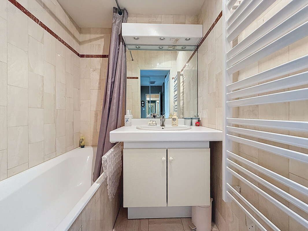 Appartement situe au coeur du triangle d'or et de la rue saint jean. - photo 7