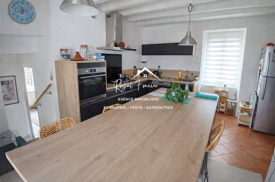 Cuisine A et E (récente de 2023) de 23 m2 - Maison à SAINTE-MAURE-DE-TOURAINE