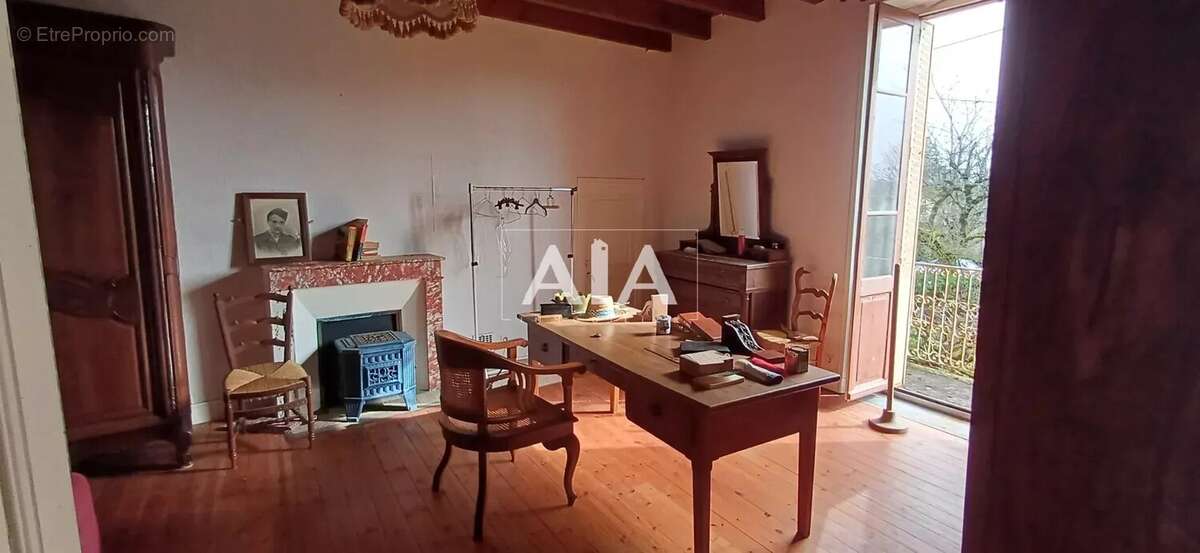 Maison à LES ADJOTS
