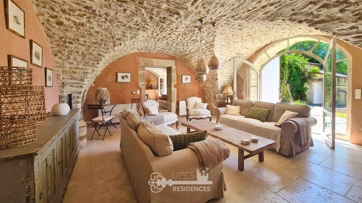 Mas de caractère avec domaine de 2,46 hectares et piscine à 8 km d'Uzès - photo 4