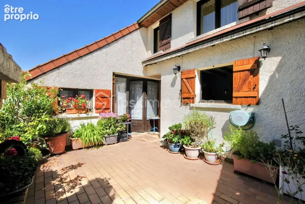 Plein cœur village, maison familiale av balcon et garage + appart. ind. F2 - photo 10