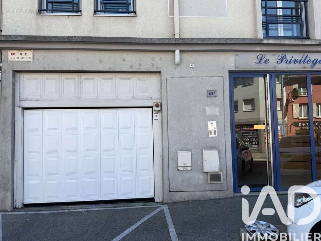 Photo 3 - Parking à MEYZIEU