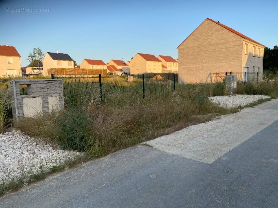 Terrain à BOISSISE-LE-ROI