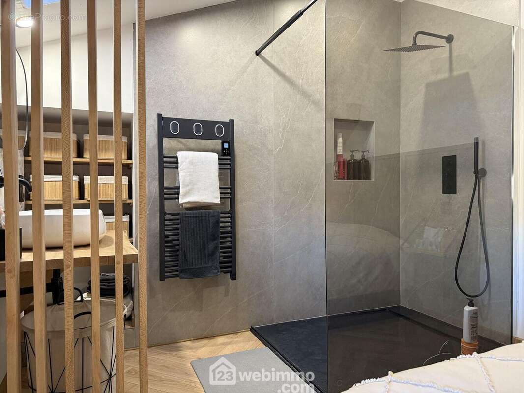 Avec douche à l&#039;italienne, - Maison à LE ROCHEREAU