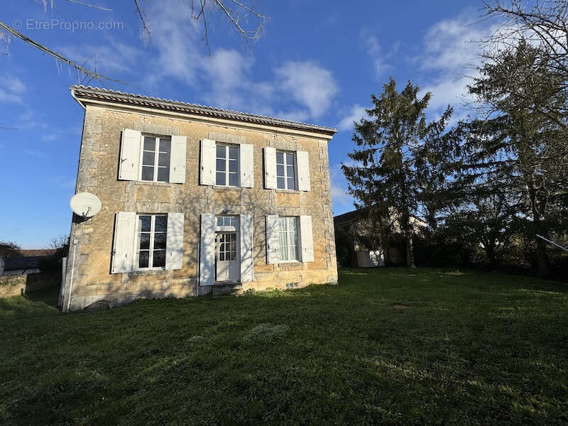 Maison à MONTIGNAC-LE-COQ