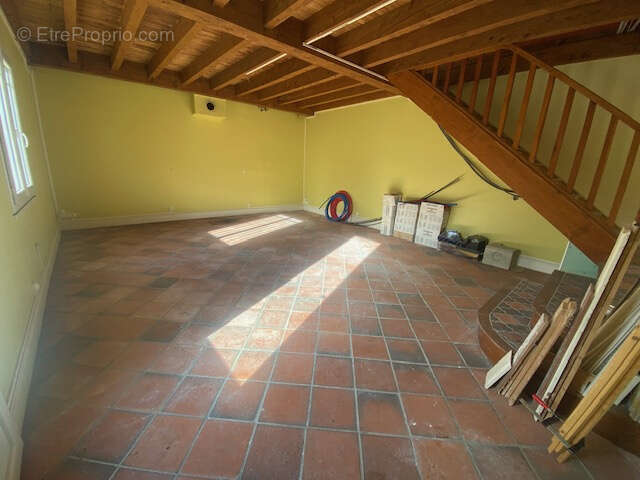 Charmante maison en cours de rénovation sur 1750 M2 de terrain avec remises - photo 9
